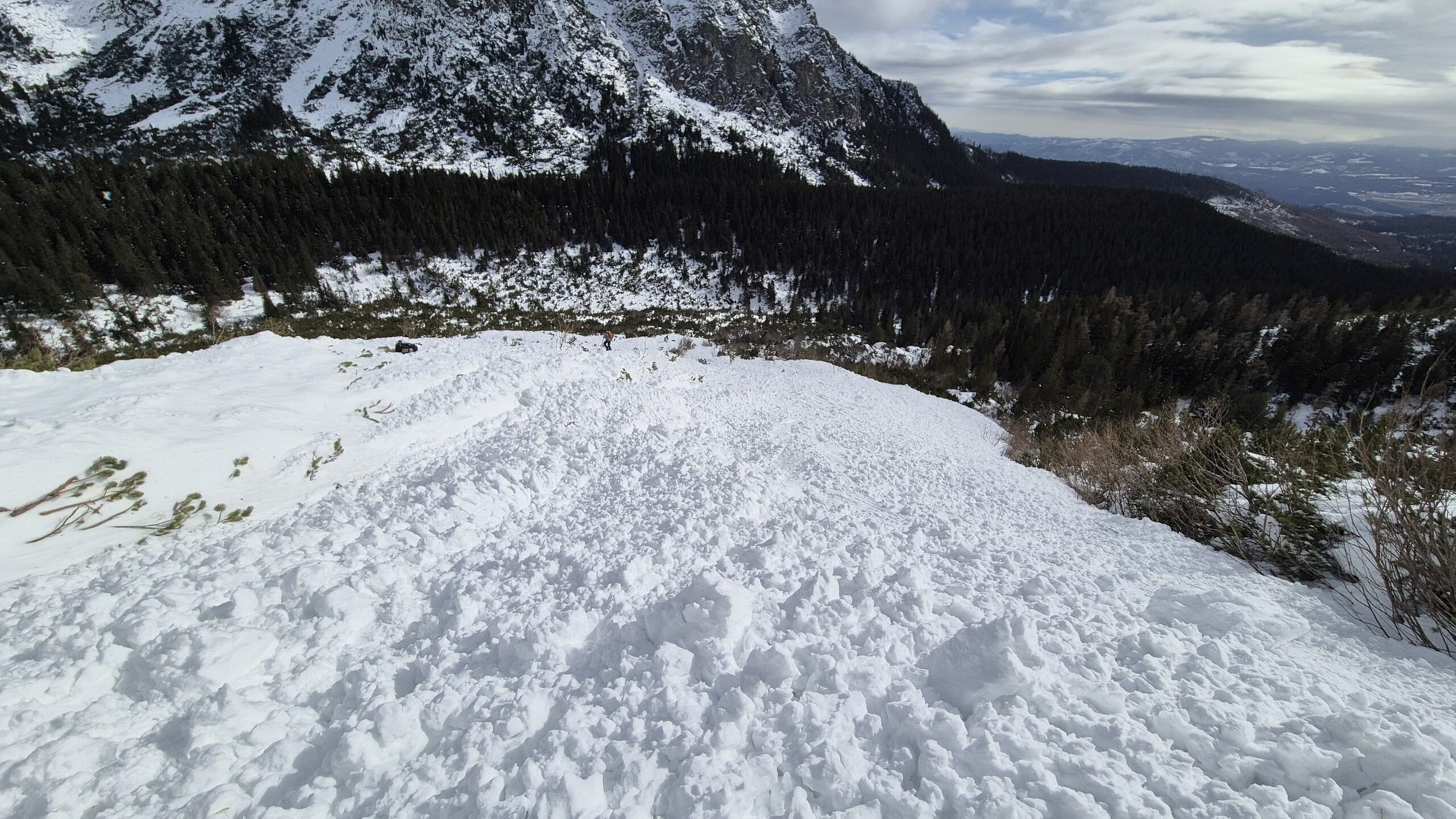 Horskí záchranári preverovala lavínu v Mengusovskej doline. 