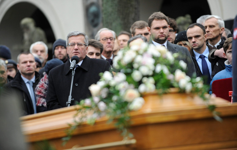 Prezydent Bronisław Komorowski mówił w czasie pogrzebu, że Jadwiga Piłsudska-Jaraczewska potrafiła w piękny sposób łączyć różne role - patriotki, córki twórcy polskiej niepodległości, świadka tragicznej historii swojego pokolenia. "Żegnam panią Jadwigę Jaraczewską serdeczną myślą, modlitwą i wspomnieniem" - zakończył...CZYTAJ TAKŻE: Jak córka Piłsudskiego z Hitlerem walczyła