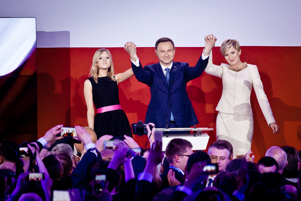Andrzej Duda z żoną Agatą Dudą-Kornhauser i córką Kingą świętują zwycięstwo w wyborach prezydenckich. 24.05.2015