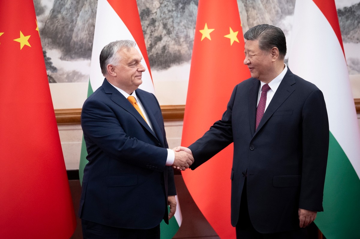 Premier Węgier Viktor Orban i prezydent Chin Xi Jinping podają sobie dłonie przed spotkaniem w Pekinie, Chiny.