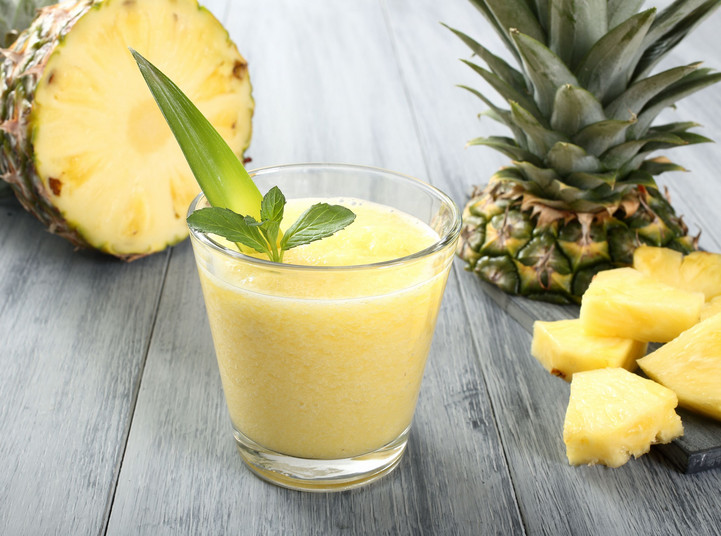 Mówi się o nim jako o jednym z najzdrowszych owoców świata. Rzeczywiście obfituje w witaminy A, B i C oraz potas, mangan, miedź i wiele cennych składników odżywczych. Poznaj powody, dla których warto codziennie jeść ananasa