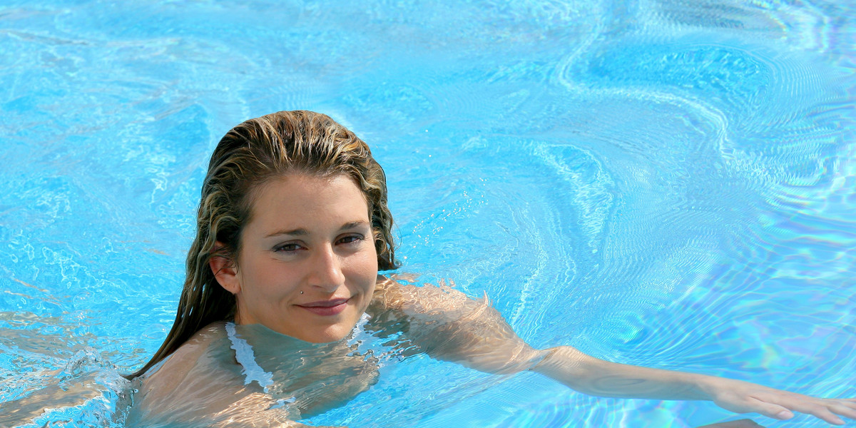 dziewczyna kobieta pływanie basen