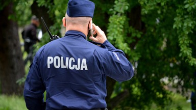 Dziecko pod opieką pijanych rodziców. Policjant oddał strzał z broni