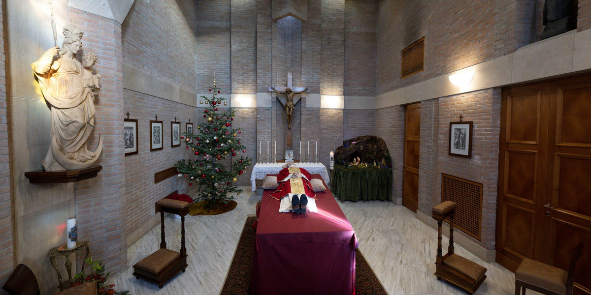Ciało Benedykta XVI wystawiono w Watykanie.