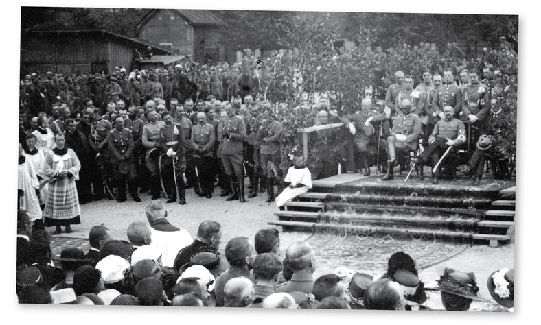 Józef Piłsudski podczas mszy po zajęciu Wilna przez Wojsko Polskie. Na lewo od niego siedzi gen. Edward Śmigły-Rydz, Kwiecień 1919 r. fot. mat. prasowe