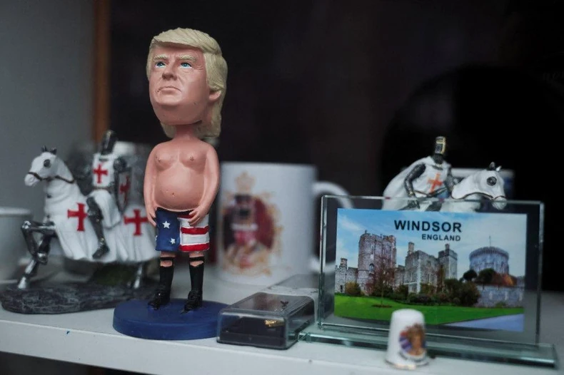 Prodavnica suvenira u blizini Vindzora je spremna za posetu Trampa | Foto: REUTERS/Phil Noble