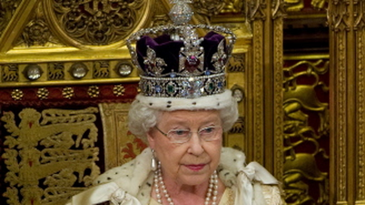 59. rocznica odziedziczenia tronu przez Elżbietę II ma w tym roku skromny wymiar. Monarchini upamiętni ją w gronie rodzinnym. Tradycyjne honorowe salwy armatnie przełożono na poniedziałek, mimo że rocznica przypada w niedzielę.