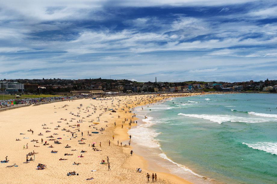 Piękna plaża w środku miasta? Taką kombinację znajdziecie w Sydney. Plaża Bondi Beach zawsze jest pełna mieszkańców i odwiedzających miasto turystów. Panuje tu typowo australijski klimat.  