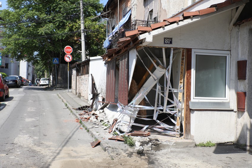 Ulaz u kuću u Šumatovačkoj ulici potpuno uništen 