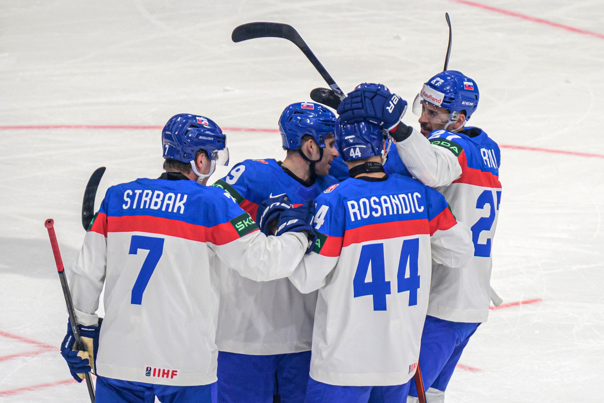 Slovenskí hokejisti sa tešia z úvodného gólu, sprava strelec gólu Marek Hrivík, Mislav Rosandič, Filip Mešár a Maxim Štrbák.