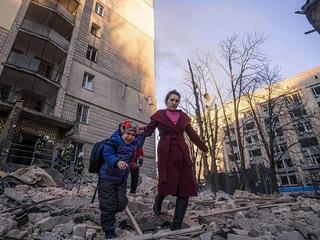 Kijów, Ukraina, 16.03.2022. Akcja ratunkowa po częściowym zawaleniu się w wyniku rosyjskiego ostrzału 12-kondygnacyjnego budynku mieszkalnego w rejonie szewczenkowskim Kijowa.