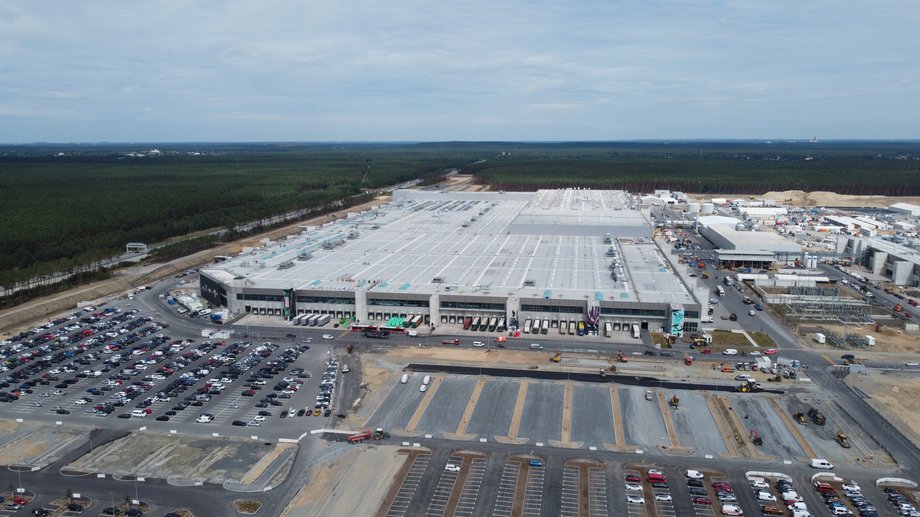 Widok na fabrykę Tesli pod Berlinem