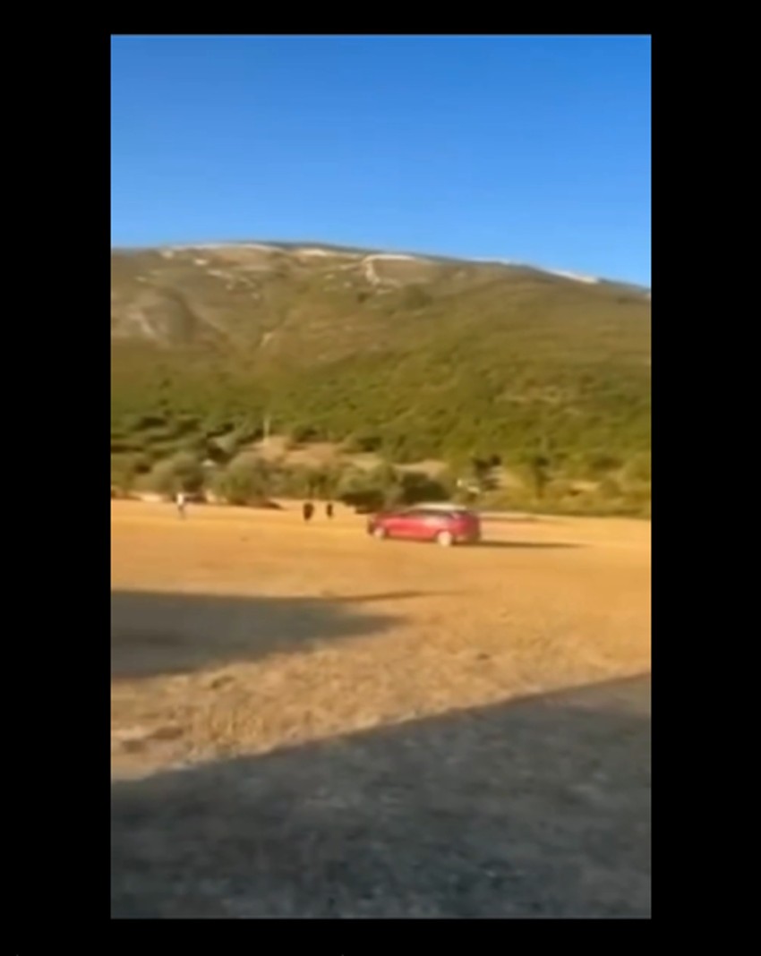 Džipom gazi ljude na livadi