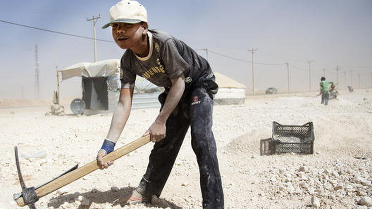 Liczba syryjskich dzieci, które muszą pracować, zwiększa się wraz z przedłużaniem się konfliktu i kryzysu humanitarnego w Syrii. Według raportu UNICEF i organizacji Save the Children jeszcze wiele musi być zrobione, aby odwrócić ten trend.