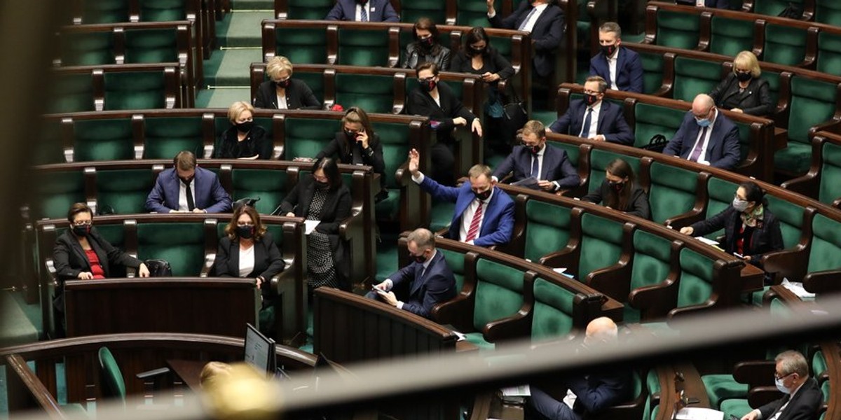 Estoński CIT ma wejść w życie od przyszłego roku - uchwalił Sejm. Państwo spodziewa się mniejszych wpływów o 5,6 mld zł. Te pieniądze mają posłużyć na zwiększenie inwestycji, zamiast na wypłatę zysków udziałowcom. O tym, jak uproszczenie opodatkowania można by wprowadzić w spółdzielniach ministerstwo dopiero będzie rozmawiać.