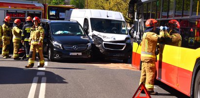 Groźny wypadek w Warszawie. Karawan zderzył się z autem dostawczym