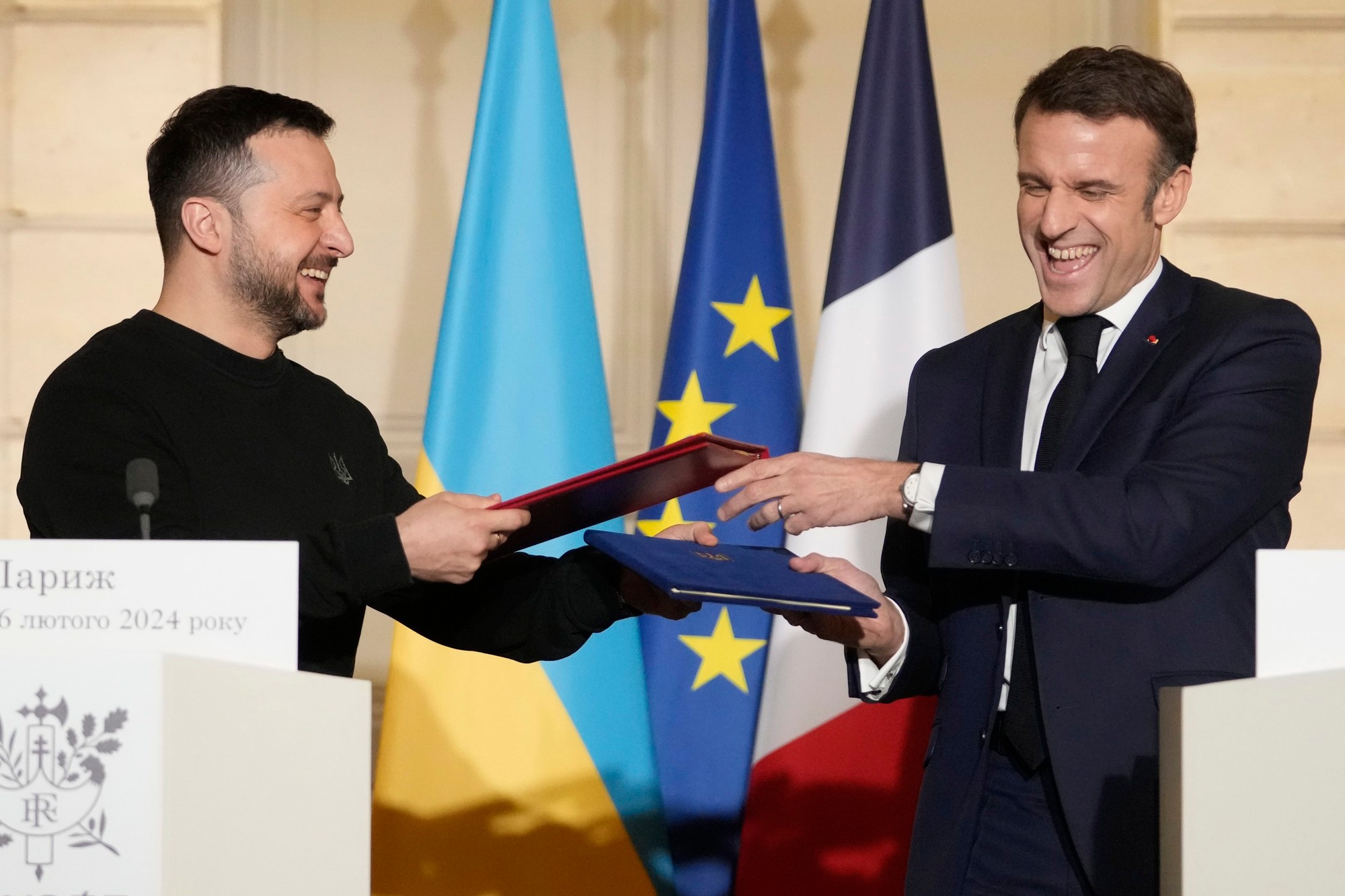 Zelenskyj a Macron podpísali bilaterálnu bezpečnostnú dohodu.