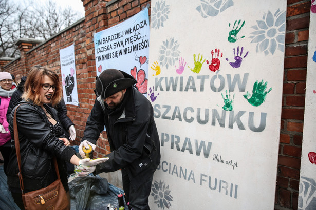 "Ściana furii" przed siedzibą PiS