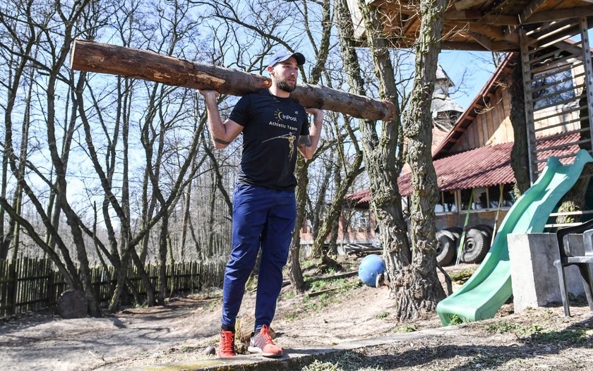 Humory oszczepnikom dopisują. Potrafią wykorzystać każdą rzecz do treningów.