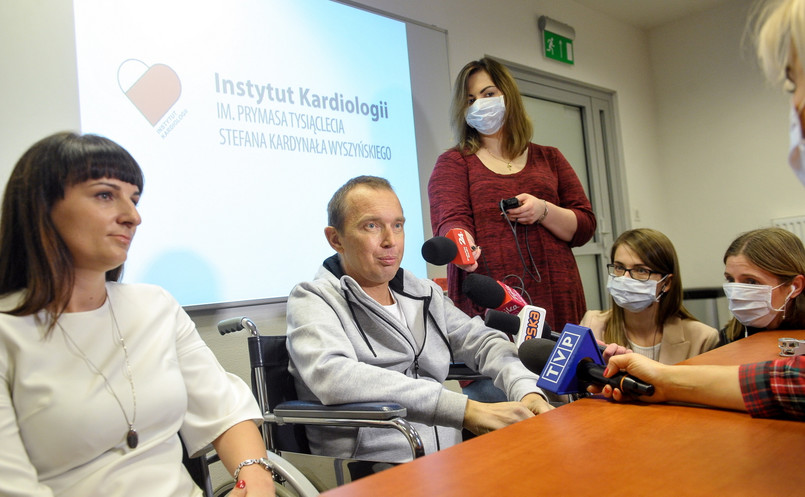 Pacjent Norbert Owczarek, u którego przeszczepiono nerkę i serce, odpowiada na pytania dziennikarzy w Instytucie Kardiologii w Warszawie