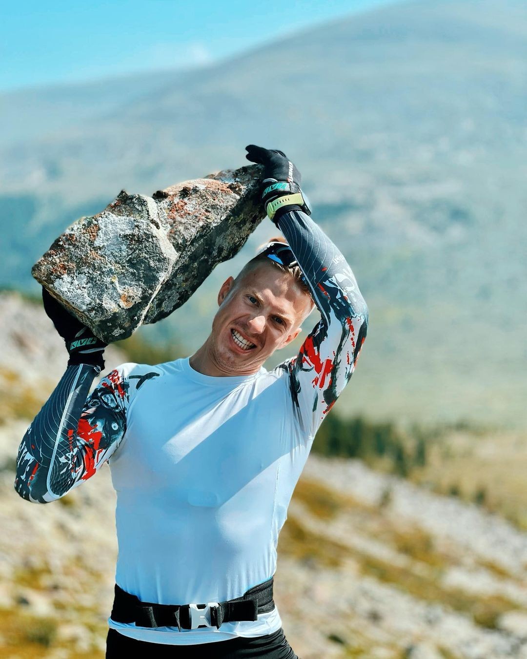 Juniorský majster sveta v biatlone Igor Malinovskij zahynul pri páde vrtuľníka. 