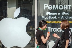 Sklep Apple w Moskwie. Według napisu zamknięty z powodu remontu. Wrzesień 2023 r.