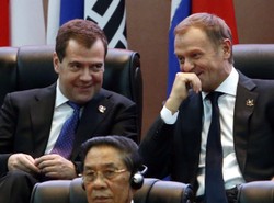 Tusk na szczycie w Laosie. Żarty z Miedwiediewem