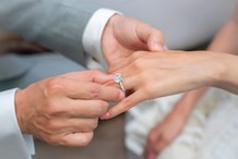 Budżet na zaręczyny a podatek od pierścionka zaręczynowego w 2026 roku. Jak go kupić i nie narazić się Urzędowi Skarbowemu?