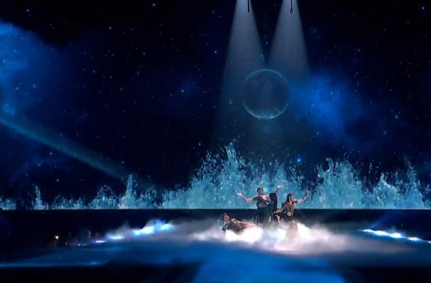 Predstavnica Poljske baca vradžbine na bini