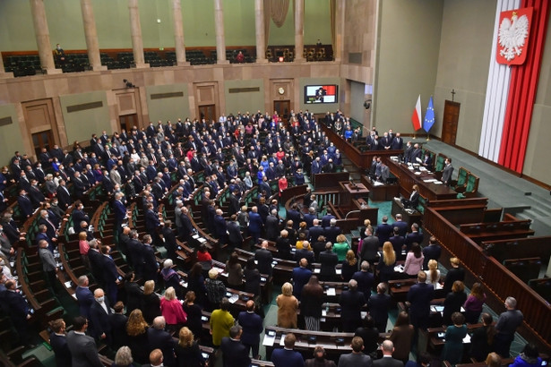 Parlamentarzyści i tak odzyskaliby nadpłacone podatki w związku z Polskim Ładem, tyle że dopiero za rok, w zeznaniu rocznym. Kontrowersje budzi jednak głównie to, jak szybko Kancelaria Sejmu uzyskała korzystną dla posłów interpretację podatkową