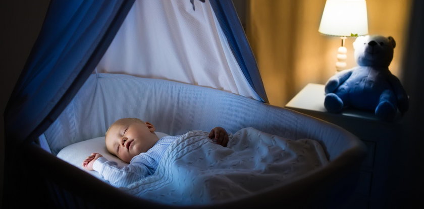 Twoje dziecko zasypia przy włączonym świetle? To poważny błąd