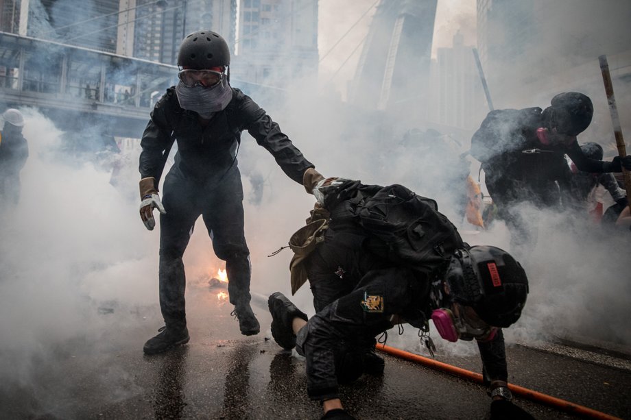 Podczas protestów w Hongkongu policja używała m.in. gazu łzawiącego, dlatego wielu demonstrantów nosiło na manifestacje maski przeciwgazowe