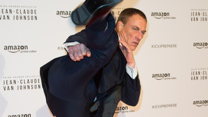 Még az öltönynadrág sem akadály: a vörös szőnyegen is megmutatta, mire képes 57 évesen Van Damme