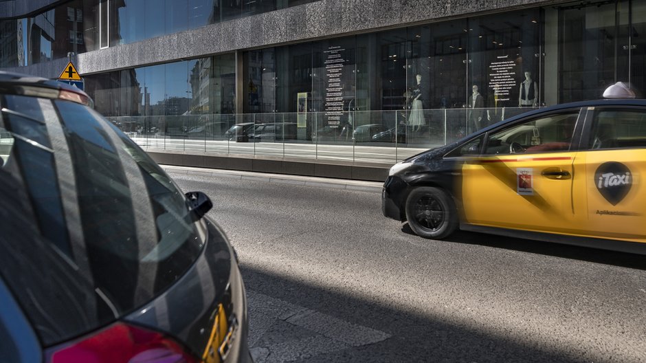 Rynek przewozu osób wciąż jest bardzo rozdrobniony. Nowi gracze go poszerzyli, ale też stali się zbyt silną konkurencją dla mniejszych korporacji taxi - mówi Jarosław Grabowski, CEO iTaxi