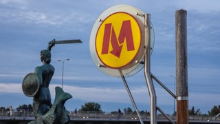 Warszawa: Bilety komunikacji miejskiej nie będą sprzedawane przez stronę www. Trzeba zainstalować aplikację mobiWAWA