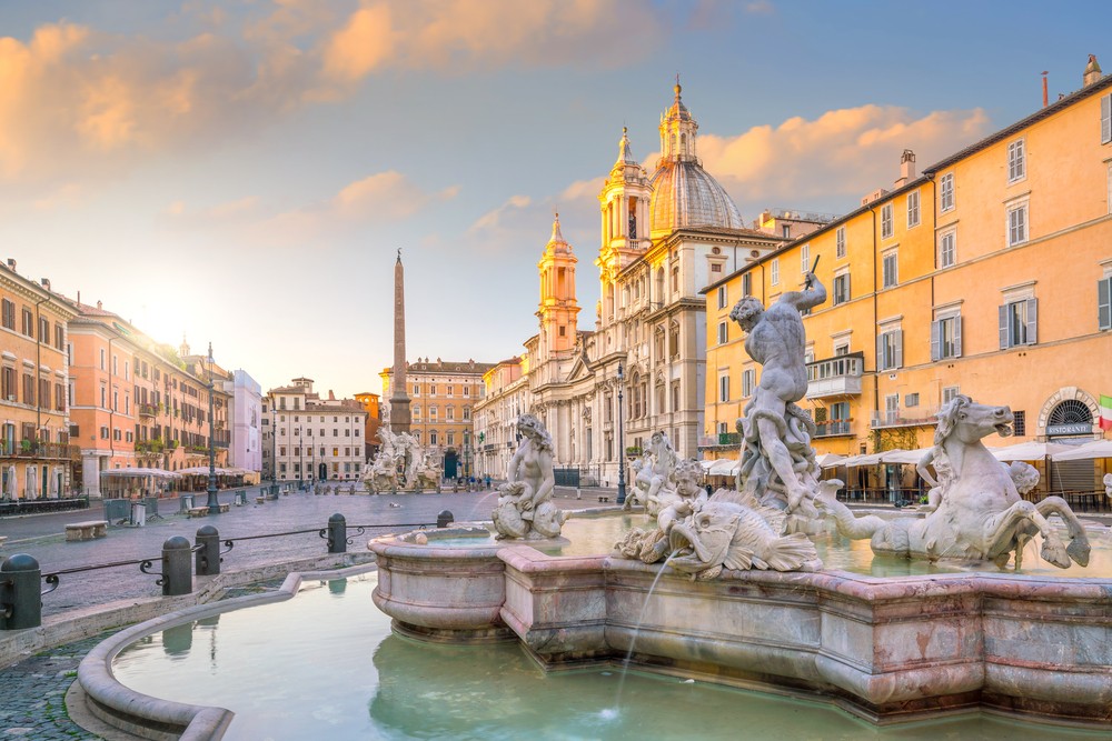Piazza Navona dominujú tri fontány - v strede s Fontánou štyroch riek.