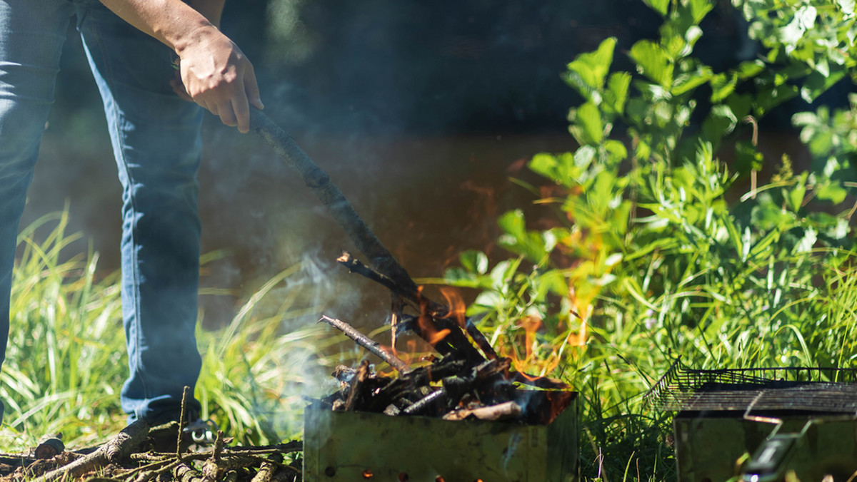Czy nieletni może rozpalić grilla? Czy można wziąć drewno z lasu na ognisko?