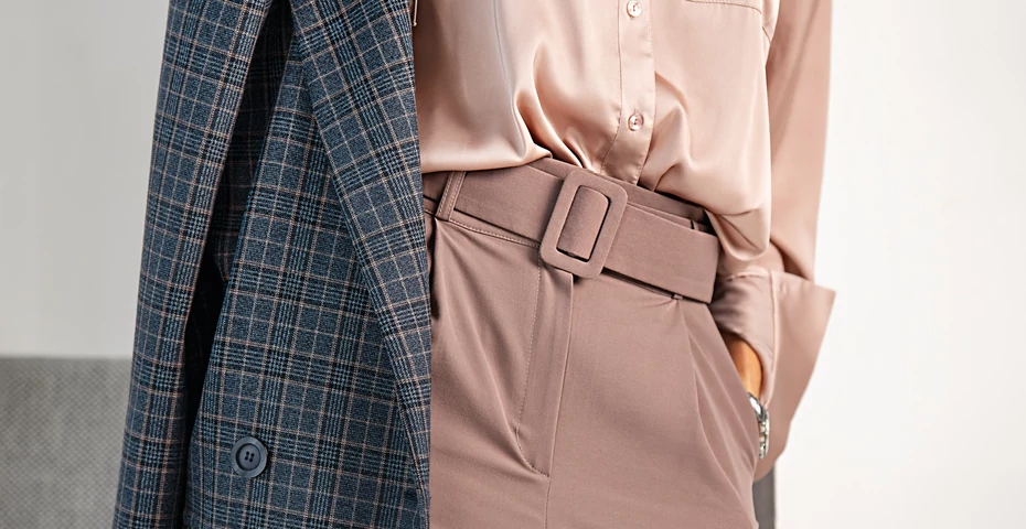 Eleganckie spodnie na święta dla kobiet po 50. Bezbłędnie modelują sylwetkę