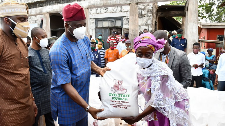 Governor Seyi Makinde distributes palliative in Oyo. (Oyo State Government)