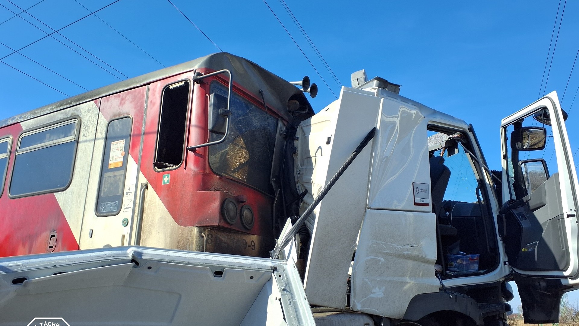 V Nových Zámkoch sa zrazil vlak s kamiónom.