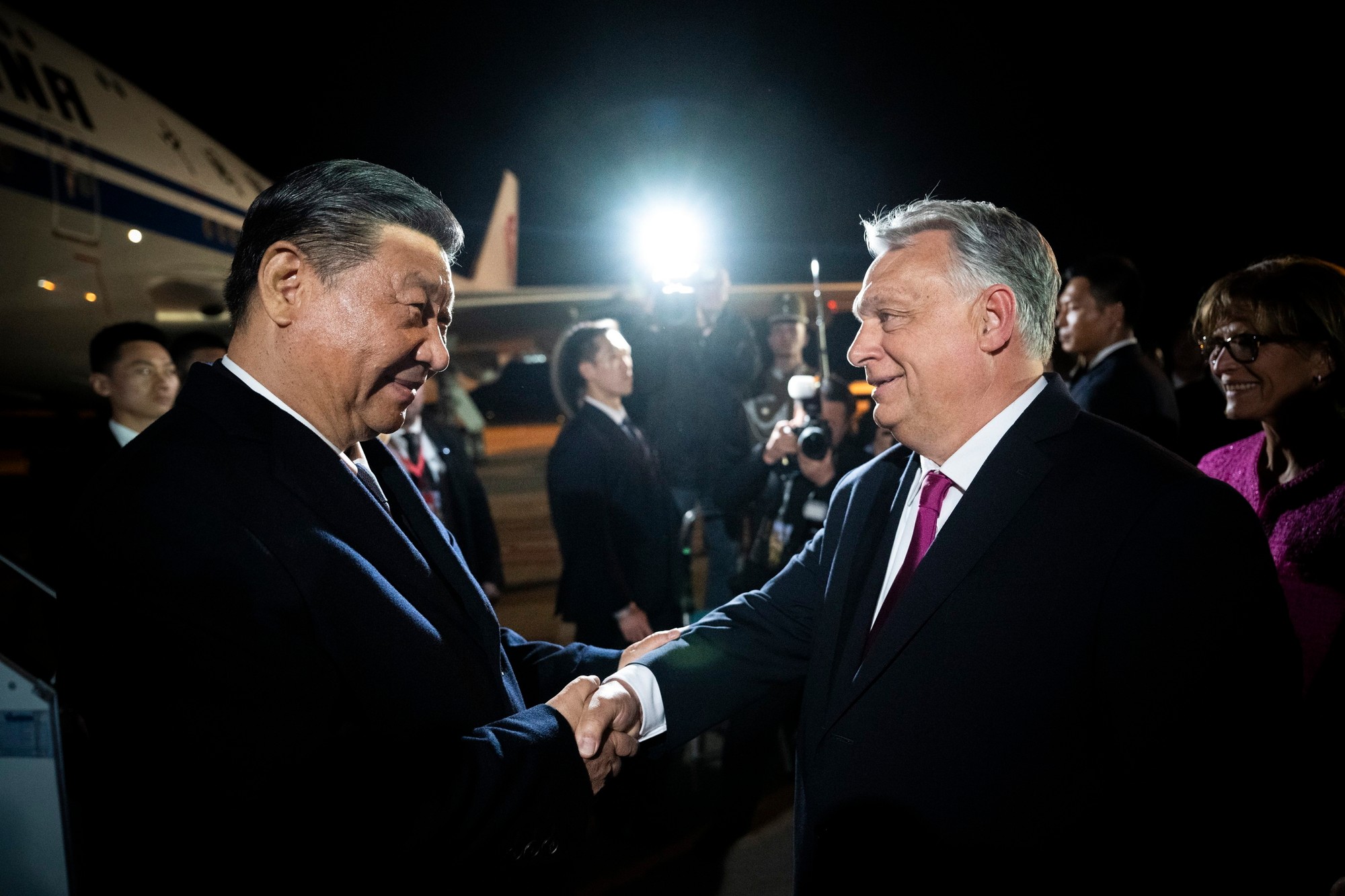 Čínsky prezident Si Ťin-pching si podáva ruku s maďarským premiérom Viktorom Orbánom počas návštevy Maďarska.