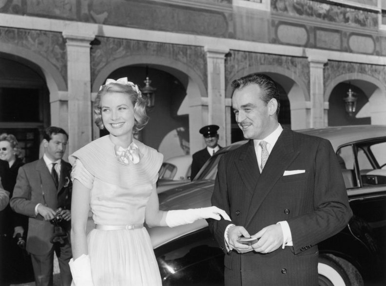 Książę Rainier i Grace witają gości na dziedzińcu pałacu w Monte Carlo, tuż przed ślubem, 18 kwietnia 1956 r.