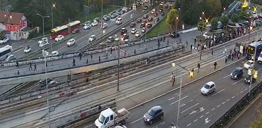 Ljudi idu pešaka od Autokomande