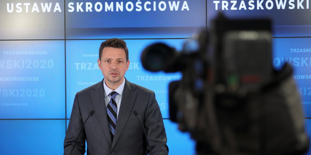 Rafał Trzaskowski zastąpił Małgorzatę Kidawę-Błońską jako kandydat KO na prezydenta RP. Krytykuje wielkie inwestycje PiS i wysokość zarobków w państwowych spółkach. 