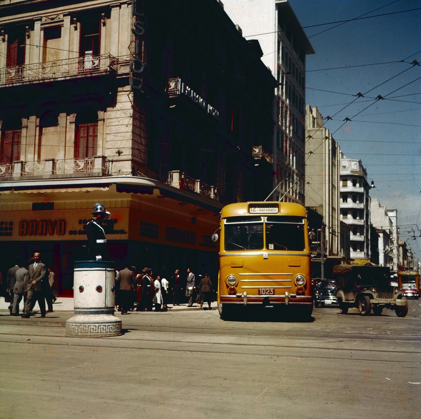 Saobraćajni policajac i trolejbus na trgu Omonija u Atini, 1958.