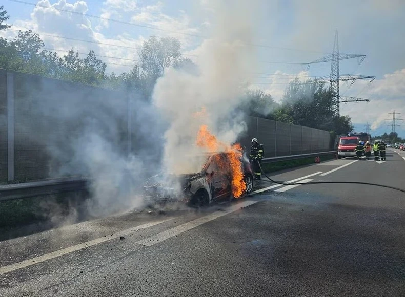 Gašenje zapaljenog auta