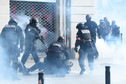 Policja zatrzymuje protestującego podczas starć na marginesie demonstracji w Nantes, zachodnia Francja, 7 marca 2023 r.