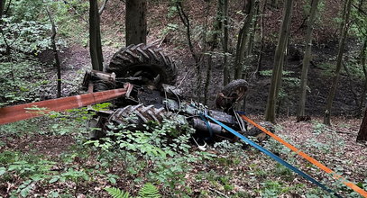 Tragedia pod Brzozowem. Traktor runął do wąwozu