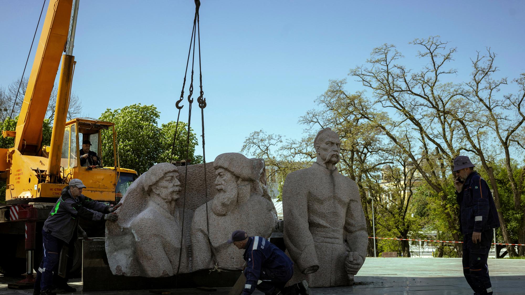 Robotníci demontujú pamätník zo sovietskej éry v Kyjeve.