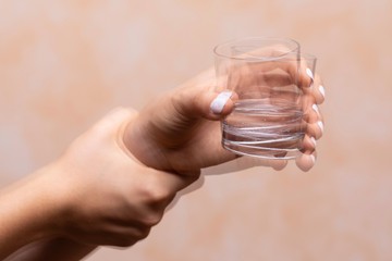 Mitől remeghet a kéz? 5 ok, amit érdemes komolyan venni